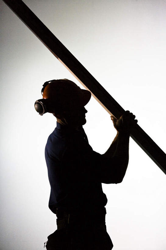 西方人,一个人,机修工,站,竖图,室内,白天,白色背景,侧面,帽子,欧洲,欧洲人,仅一个年轻女性,仅一个女性,仅一个人,木板,头盔,背光,工人,骑,安全帽,扛,站着,摄影,影棚,逆光,扛在肩上,骑在肩上,年轻女性,女人,女性,白种人,机械师,机修工人,站立,半身,彩图,影棚拍摄,拍摄