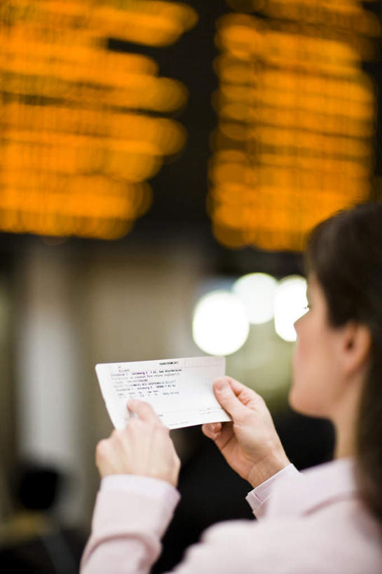 西方人,一个人,站,竖图,室内,白天,侧面,显示器,欧洲,欧洲人,仅一个年轻女性,仅一个女性,仅一个人,屏幕,拿,拿着,显示屏,站着,账单,票据,发票,小票,输出设备,年轻女性,女人,女性,白种人,站立,半身,彩图,收据