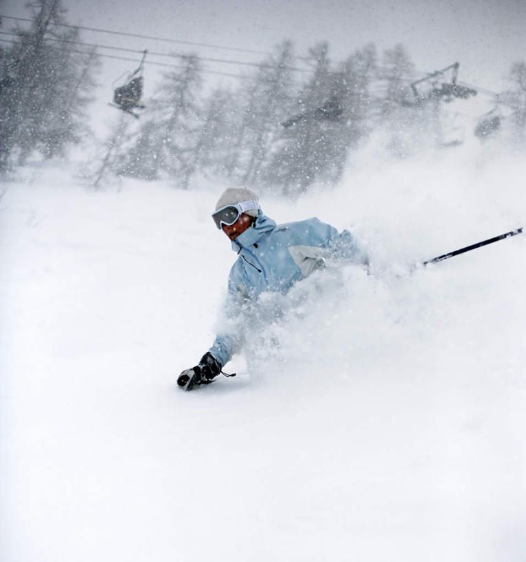 西方人,一个人,蹲,方图,室外,白天,正面,安全,雪,植物,大雪,欧洲,欧洲人,仅一个男性,仅一个人,握,飞溅,装饰,溅,眼镜,积雪,雪景,冬季,冬天,防护,拿,拿着,踩,缆车,树,树木,仅一个年轻男性,绿色,天空,自然,手套,踩着,温暖,寒冷,握着,生长,成长,保暖,护目镜,保护,华丽,点缀,御寒,保险,滑雪橇,保全,周全,安稳,安定,衬托,美观,雅致,雅观,严寒,安全防护眼镜,平安,男人,男性,年轻男性,白种人,蹲着,半身,彩图,防护眼镜