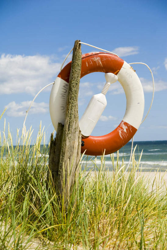 游泳,无人,竖图,室外,白天,正面,旅游,度假,草地,海浪,海洋,美景,植物,救生圈,塑料,景观,浪花,水平线,云,云朵,海平线,云彩,娱乐,枯木,草,一个,红色,蓝色,绿色,白色,白云,蓝天,天空,自然,海水,塑料制品,游泳圈,天,享受,休闲,景色,放松,充气,晴朗,单个,救生,自然风光,海景,泅水,大海,风浪,海,海水的波动,近岸浪,涌浪,晴空,彩图