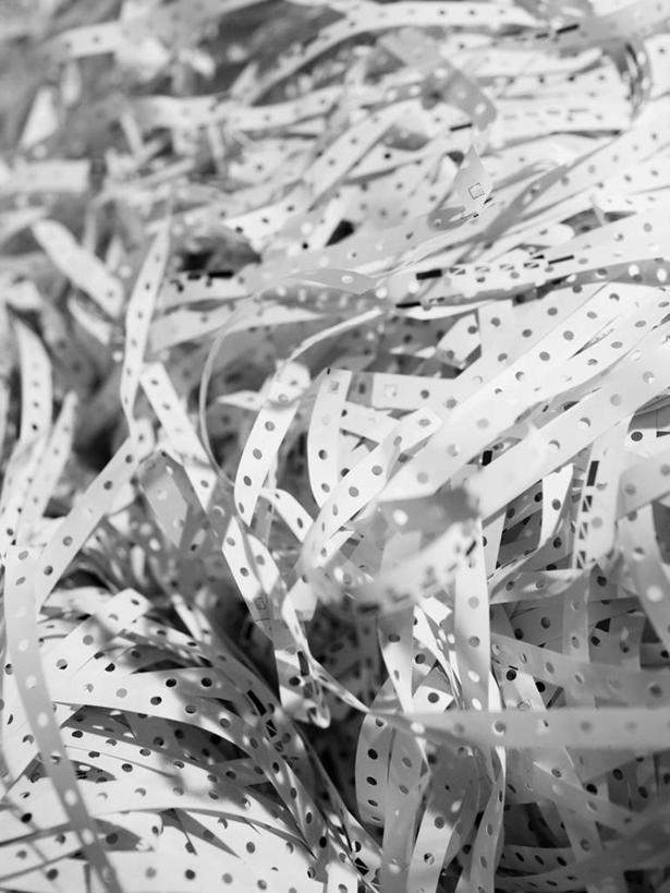 无人,竖图,俯视,黑白,室外,特写,白天,一堆,许多,废弃,阴影,堆叠,堆积,条纹,光线,影子,垃圾,纸条,纸屑,黑色,阳光,堆,碎纸,碎纸条,高角度拍摄