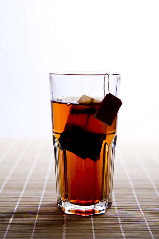 无人,竖图,俯视,室内,特写,白天,幸福,茶,桌面,桌子,静物,杯子,阴影,光线,木制,席子,影子,红茶,茶叶,一杯,竹扁,娱乐,茶包,玻璃制品,阳光,木制品,水杯,垫子,享受,休闲,温馨,放松,乐趣,竹编,提神,舒适,醒脑,玻璃杯,彩图,高角度拍摄