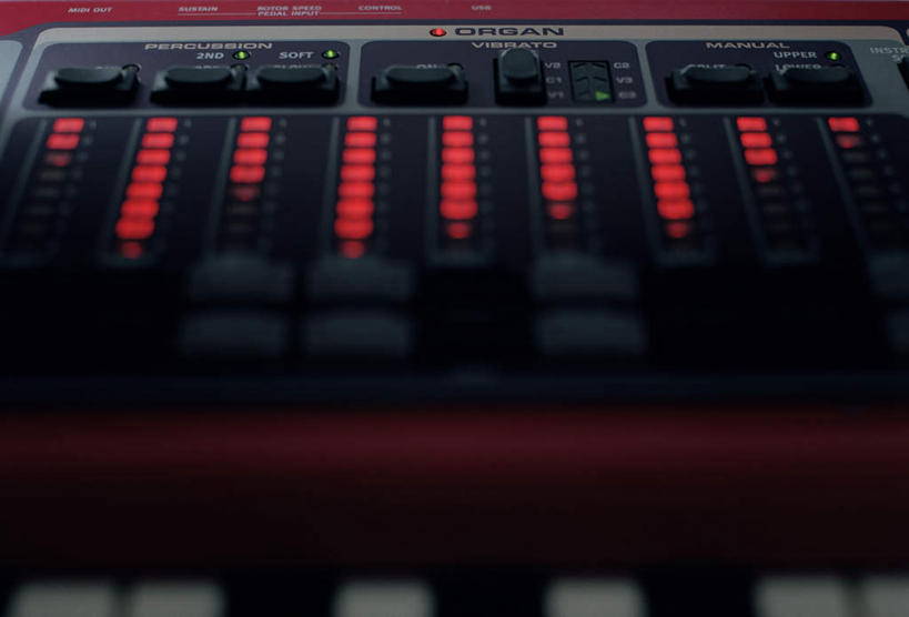 无人,横图,俯视,室内,特写,白天,白色背景,照明,一排,许多,阴影,整齐,光线,影子,指示灯,灯光,灯,排列,红色,按钮,灯具,摄影,影棚,照亮,录音棚,照明设备,队列,调音台,彩图,高角度拍摄,影棚拍摄,拍摄