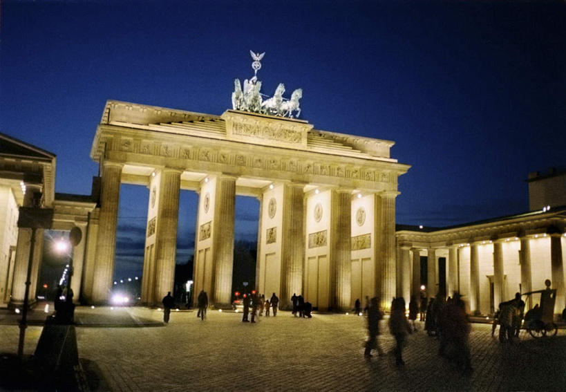 西方人,走,横图,俯视,室外,夜晚,旅游,度假,标志建筑,道路,地标,建筑,路,路灯,公路,照明,德国,欧洲,欧洲人,墙,灯光,交通,首都,许多人,娱乐,建设,柏林,勃兰登堡门,墙壁,墙面,灯,蓝色,蓝天,天空,天,一群人,享受,休闲,旅游胜地,放松,照亮,照明设备,西欧,德意志联邦共和国,柏林州,男人,男性,年轻男性,年轻女性,女人,女性,白种人,马路,步行,散步,走路,彩图,高角度拍摄,全身