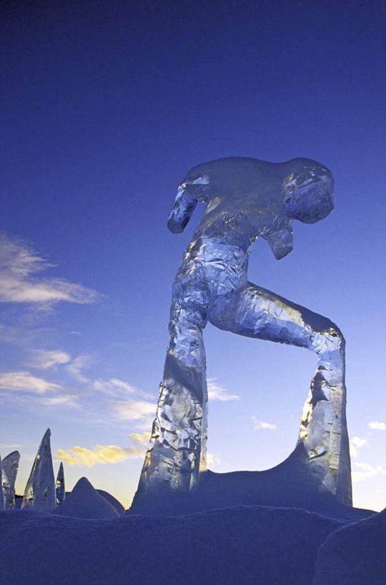 无人,竖图,室外,白天,仰视,雪,大雪,雕塑,艺术,装饰,雕刻,雕像,积雪,雪景,云,云朵,冬季,冬天,云彩,蓝色,白云,蓝天,天空,工艺品,天,寒冷,晴朗,纪念,美术,冰雕,主题,陈列,功能,美学,严寒,晴空,彩图,低角度拍摄