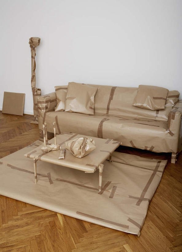 无人,客厅,竖图,俯视,室内,白天,餐桌,地板,地毯,沙发,桌子,椅子,墙,躺椅,地面,木地板,墙壁,墙面,石椅,餐台,起居室,布艺沙发,彩图,高角度拍摄