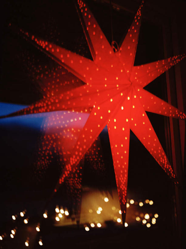 无人,竖图,室内,特写,白天,正面,窗户,照明,圣诞节,节日,庆祝,装饰,彩灯,灯笼,纸灯笼,灯光,文化,玻璃窗,灯,一个,红色,灯具,庆典,花灯,单个,纪念,华丽,修饰,照亮,点缀,照明设备,衬托,美观,雅致,雅观,彩图