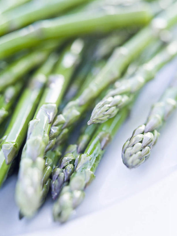 无人,竖图,俯视,室内,特写,白天,芦笋,蔬菜,静物,一堆,堆积,朦胧,模糊,新鲜,食品,食物,有机食品,绿色食品,猪尾巴,药鸡豆子,石刁柏,蚂蚁杆,龙须菜,狼尾巴根,彩图,高角度拍摄