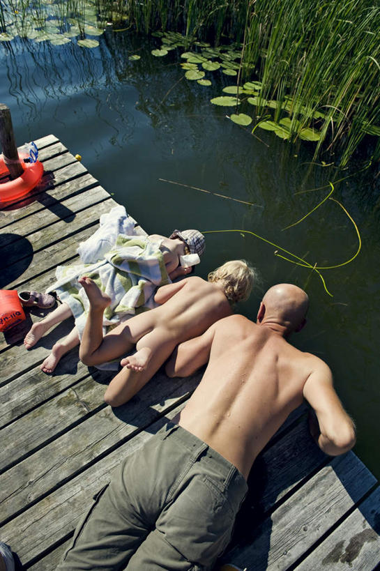 儿童,三个人,家庭,竖图,俯视,室外,白天,旅游,度假,美景,纺织品,瑞典,欧洲,撑,阴影,装饰,光线,毛毯,木板,毯子,影子,池塘,景观,水池,桥,木桥,抬腿,注视,娱乐,裸露,栈桥,纺织,小孩,阳光,自然,垫子,观察,看,趴着,享受,休闲,温暖,温馨,一家人,景色,放松,赤裸,观看,人行桥,木板桥,泳圈,华丽,修饰,点缀,和睦,察看,撑着,斯堪的纳维亚,关注,自然风光,北欧,斯堪的纳维亚半岛,裸,衬托,美观,雅致,雅观,瑞典王国,男孩,男人,男性,女孩,女人,女性,中年男性,趴,半身,彩图,高角度拍摄,融洽,男生,女生