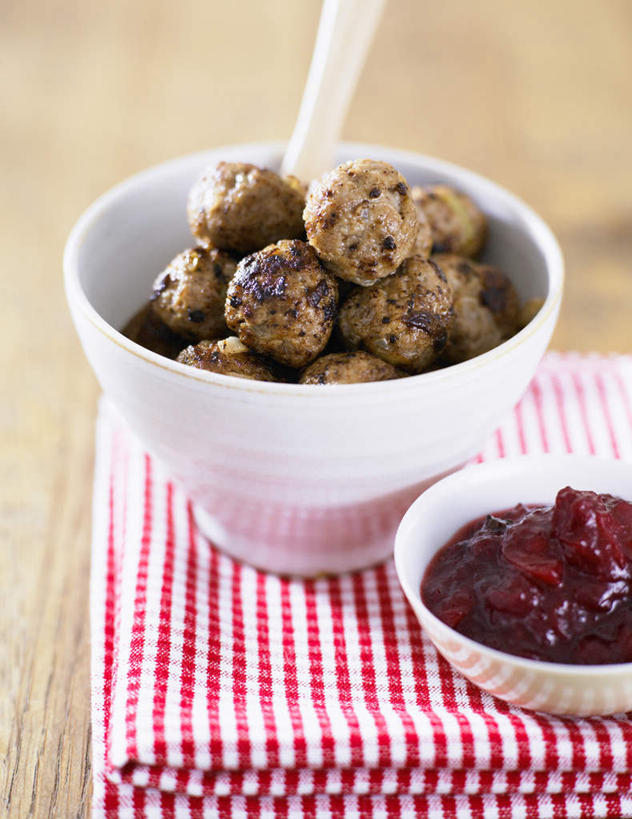 无人,竖图,俯视,室内,特写,白天,烹饪,中餐,地板,静物,餐具,布料,碟子,盘,勺子,调料,料理,食品,地面,调味品,调味料,布纹,菜肴,美食,肉丸,木地板,桌布,食物,盘子,餐巾,调羹,碟,台布,汤匙,中式,佳肴,彩图,高角度拍摄