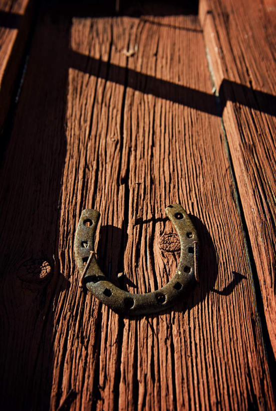 无人,竖图,俯视,室外,白天,地板,静物,金属制品,阴影,光线,金属,影子,地面,木地板,一个,阳光,单个,马蹄铁,彩图,高角度拍摄