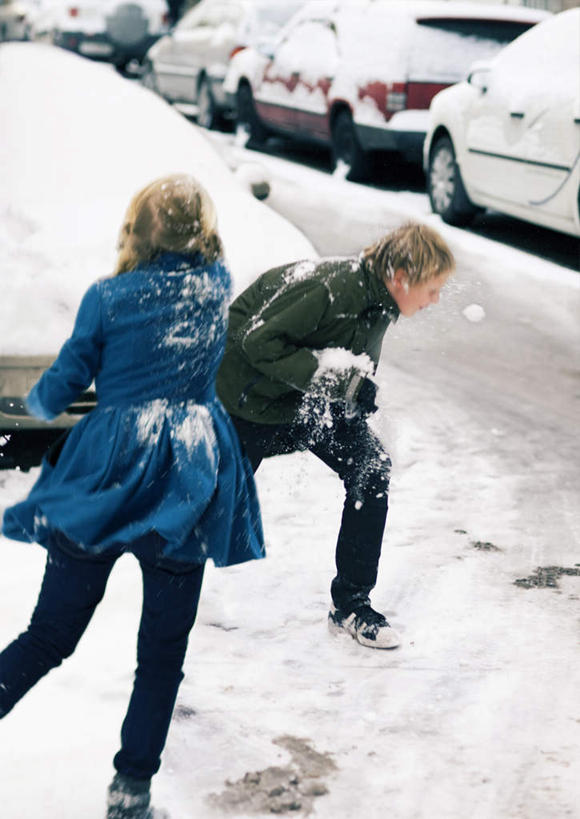 西方人,儿童,两个人,伙伴,朋友,站,投,竖图,俯视,室外,白天,锻炼,旅游,度假,友谊,运动,雪,大雪,汽车,帽子,瑞典,欧洲,欧洲人,装饰,积雪,雪景,冬季,冬天,娱乐,外套,车,小孩,手套,围巾,交通工具,轿车,站着,享受,休闲,温暖,放松,寒冷,围脖,保暖,华丽,点缀,御寒,斯堪的纳维亚,载具,北欧,室外运动,斯堪的纳维亚半岛,户外运动,衬托,美观,雅致,雅观,编织帽,严寒,瑞典王国,友情,男孩,男人,男性,女孩,女人,女性,白种人,外衣,抛,扔,撒,站立,掷,半身,彩图,高角度拍摄,健身,男生,女生