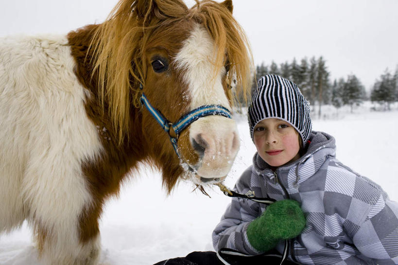 西方人,儿童,一个人,举,笑,微笑,横图,室外,白天,正面,旅游,度假,纯洁,美景,森林,树林,雪,植物,大雪,马,野生动物,帽子,瑞典,欧洲,欧洲人,仅一个男性,仅一个人,牵,装饰,积雪,景观,雪景,冬季,冬天,注视,娱乐,外套,一匹,树,树木,小孩,蓝色,绿色,蓝天,天空,自然,动物,手套,天,观察,看,托,仅一个小孩,享受,休闲,温暖,景色,放松,寒冷,可爱,童年,童趣,运输,牲畜,生长,晴朗,成长,观看,牵着,保暖,华丽,点缀,察看,御寒,斯堪的纳维亚,关注,自然风光,北欧,斯堪的纳维亚半岛,童真,烂漫,无邪,万里无云,衬托,美观,雅致,雅观,编织帽,严寒,瑞典王国,天真,男孩,男人,男性,白种人,孩子,晴空,晴空万里,外衣,举起,举手,举着,向上举,向上伸,向上托,半身,彩图,男生