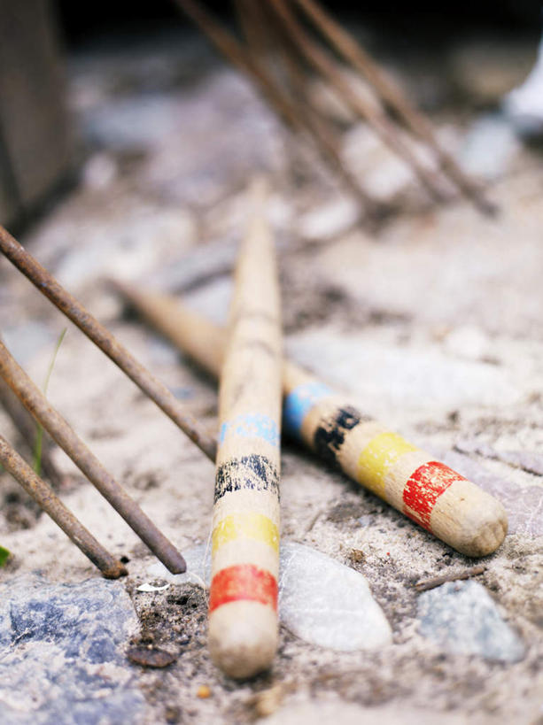 无人,竖图,俯视,室外,白天,锻炼,游戏,运动,石头,玩具,两根,棍子,石子,玩,娱乐,运动器械,休闲,健身器械,益智,活动,发泄,消遣,智力,健身器材,槌球,门球,宣泄,体育,石块,岩石,玩耍,嬉戏,彩图,高角度拍摄,健身,运动器材