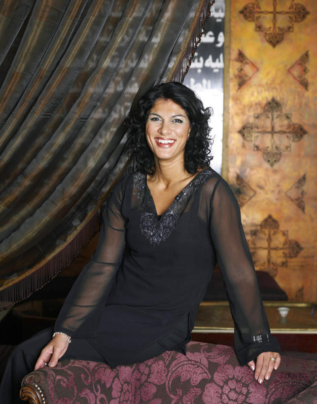 西方人,一个人,坐,笑,微笑,露齿笑,竖图,室内,白天,正面,裙子,爱情,窗户,窗帘,靠垫,沙发,欧洲,欧洲人,仅一个女性,仅一个人,撑,连衣裙,墙,靠枕,浪漫,注视,玻璃窗,墙壁,墙面,装饰品,黑色,戒指,饰品,手链,首饰,垫子,枕头,观察,看,仅一个中年女性,典雅,恩爱,观看,信物,察看,撑着,高雅,权利,关注,布艺沙发,雅致,手饰,文雅,女人,女性,中年女性,白种人,坐着,半身,彩图