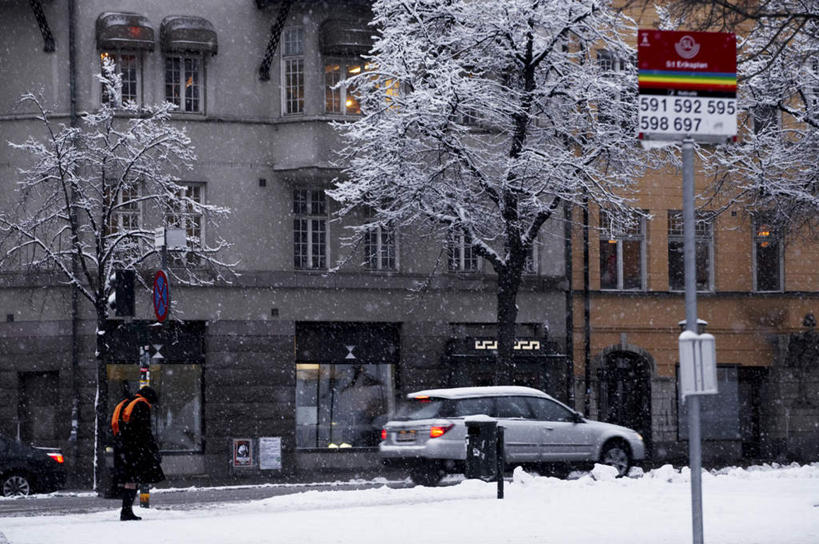 西方人,一个人,家,站,横图,室外,白天,旅游,度假,美景,雪,植物,大雪,城市风光,城市,道路,建筑,路,指示牌,公路,汽车,帽子,瑞典,欧洲,欧洲人,仅一个年轻女性,仅一个女性,仅一个人,装饰,标志,文字,房屋,屋子,积雪,景观,雪景,冬季,冬天,公寓,交通,娱乐,标识,建设,外套,洋房,楼房,住宅,车,树,树木,背面,绿色,自然,围巾,交通工具,轿车,站着,享受,休闲,温暖,景色,放松,寒冷,生长,成长,围脖,保暖,华丽,点缀,御寒,斯堪的纳维亚,载具,北欧,斯堪的纳维亚半岛,衬托,美观,雅致,雅观,编织帽,严寒,瑞典王国,年轻女性,女人,女性,白种人,马路,外衣,站立,彩图,全身,房子