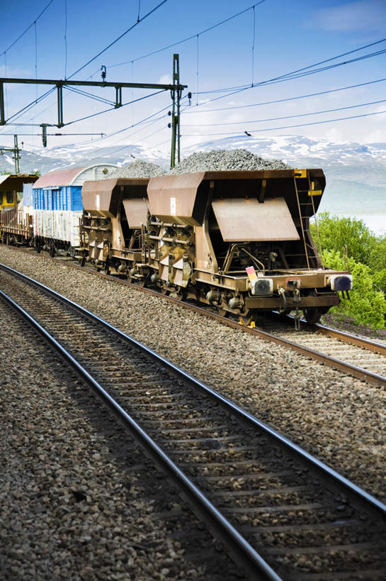 无人,竖图,室外,白天,正面,旅游,度假,石头,山,山脉,树林,植物,路,铁路,火车,瑞典,欧洲,石子,山峰,轨道,交通,铁轨,山峦,娱乐,车,树,树木,蓝色,绿色,蓝天,天空,自然,交通工具,群山,天,一列,享受,休闲,放松,运输,生长,晴朗,成长,斯堪的纳维亚,载具,北欧,斯堪的纳维亚半岛,万里无云,瑞典王国,石块,晴空,晴空万里,彩图