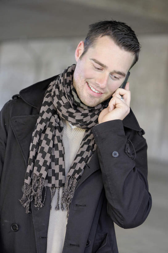 西方人,胡须,一个人,站,举,笑,说,打电话,微笑,露齿笑,竖图,室外,白天,正面,旅游,度假,讨论,电话,手机,瑞典,欧洲,欧洲人,仅一个男性,仅一个人,握,朦胧,模糊,装饰,拿,听,拿着,注视,娱乐,通讯设备,外套,仅一个年轻男性,围巾,低头,观察,看,托,站着,享受,休闲,温暖,放松,握着,围脖,观看,保暖,华丽,点缀,察看,御寒,斯堪的纳维亚,关注,北欧,斯堪的纳维亚半岛,衬托,美观,雅致,雅观,瑞典王国,交流,男人,男性,年轻男性,白种人,胡子,络腮胡,外衣,沟通,讲话,交谈,举起,举手,举着,商讨,说话,谈话,通话,向上举,向上伸,向上托,站立,半身,彩图