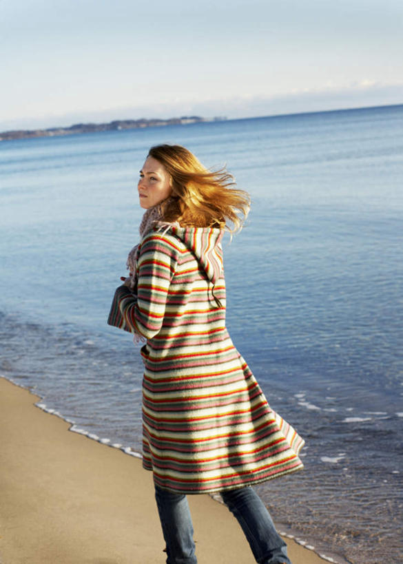 西方人,一个人,站,举,竖图,室外,白天,旅游,度假,海浪,海洋,美景,沙滩,瑞典,欧洲,欧洲人,仅一个年轻女性,仅一个女性,仅一个人,阴影,条纹,装饰,光线,沙子,影子,海岸,景观,浪花,沙地,注视,娱乐,外套,背面,蓝色,蓝天,天空,阳光,自然,海水,围巾,天,观察,看,托,站着,享受,休闲,温暖,景色,放松,晴朗,围脖,观看,保暖,华丽,点缀,察看,御寒,斯堪的纳维亚,关注,自然风光,北欧,斯堪的纳维亚半岛,海景,万里无云,衬托,美观,雅致,雅观,瑞典王国,年轻女性,女人,女性,白种人,大海,风浪,海,海水的波动,海滩,近岸浪,涌浪,晴空,晴空万里,外衣,举起,举手,举着,向上举,向上伸,向上托,站立,半身,彩图