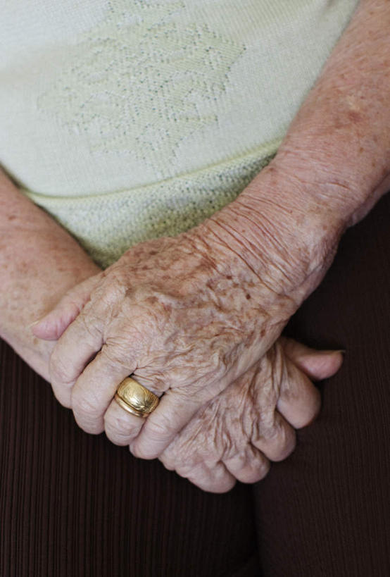 西方人,一个人,坐,竖图,俯视,室内,特写,白天,爱情,欧洲,欧洲人,仅一个女性,仅一个人,握,服装,浪漫,休闲装,装饰品,衣服,戒指,饰品,首饰,休闲,休闲服,恩爱,握着,服饰,仅一个老年女性,信物,权利,手饰,老年女性,女人,女性,白种人,坐着,半身,彩图,高角度拍摄