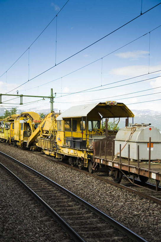 无人,竖图,室外,白天,正面,旅游,度假,石头,山,山脉,树林,植物,路,铁路,火车,瑞典,欧洲,石子,山峰,云,云朵,轨道,交通,铁轨,山峦,云彩,娱乐,车,树,树木,蓝色,绿色,白云,蓝天,天空,自然,交通工具,群山,天,一列,享受,休闲,放松,运输,生长,晴朗,成长,斯堪的纳维亚,载具,北欧,斯堪的纳维亚半岛,瑞典王国,石块,晴空,彩图