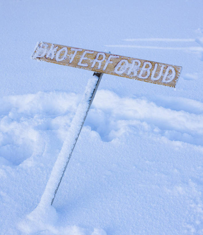 无人,竖图,俯视,航拍,室外,白天,旅游,美景,雪,大雪,瑞典,欧洲,标志,文字,字符,字母,积雪,景观,雪景,冬季,冬天,倾斜,标识,自然,景色,寒冷,斯堪的纳维亚,鸟瞰,自然风光,北欧,斯堪的纳维亚半岛,歪斜,严寒,瑞典王国,彩图,高角度拍摄,游览