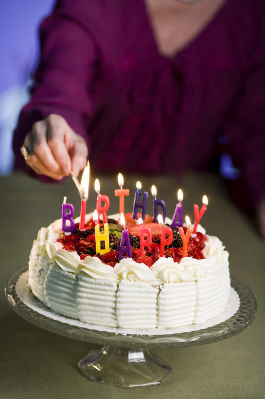 点心,西方人,一个人,举,竖图,俯视,室内,白天,餐桌,桌子,餐具,蜡烛,水果,项链,欧洲,欧洲人,仅一个女性,仅一个人,握,蓝色背景,服装,新鲜,碟子,火焰,盘,烛光,生食,食品,甜点,甜品,果实,燃烧,拿,拿着,休闲装,文化,装饰品,食物,糕点,衣服,盘子,饰品,首饰,碟,甜食,奶油,生日蛋糕,点燃,祈祷,托,仅一个中年女性,休闲,休闲服,握着,许愿,摄影,服饰,有机食品,绿色食品,影棚,餐台,纪念,祈求,乳制品,点火,焚烧,激凌,克林姆,淇淋,平安,女人,女性,中年女性,白种人,举起,举手,举着,向上举,向上伸,向上托,半身,彩图,高角度拍摄,影棚拍摄,拍摄,蛋糕