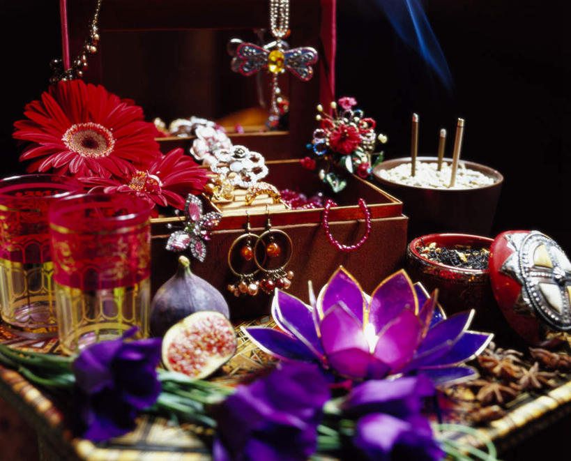 无人,横图,室内,特写,白天,正面,植物,静物,叶子,珠宝,许多,绿叶,花蕾,花瓣,花朵,花卉,鲜花,红色,紫色,首饰,花苞,嫩叶,金饰,叶,叶片,彩图