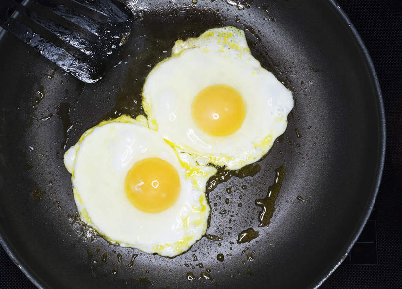 无人,横图,俯视,室内,白天,烹饪,西餐,餐具,厨具,金属制品,金属,炒锅,锅子,平底锅,蛋,荷包蛋,鸡蛋,煎蛋,料理,食品,锅铲,锅,菜肴,美食,食物,两个,西式,佳肴,锅具,烹饪用具,卵,烹调用具,烹调,彩图,高角度拍摄