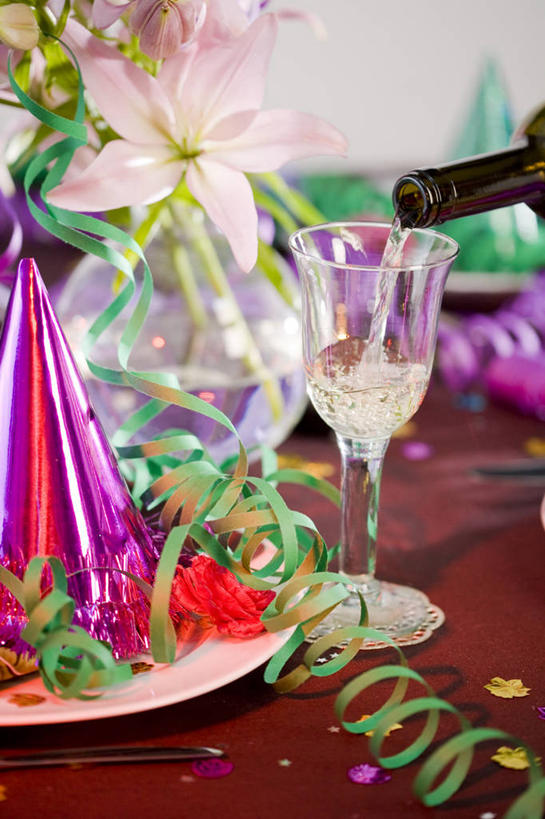 葡萄酒,无人,竖图,俯视,彩色,室内,特写,白天,桌面,桌子,百合花,杯子,餐具,花瓶,帽子,纸质,装饰,盛开,木制,碟子,高脚杯,盘,纸屑,红酒杯,酒类,花蕾,红酒瓶,生日帽,玻璃制品,酒,酒瓶,花,花瓣,花朵,鲜花,饮料,盘子,玻璃瓶,彩带,酒杯,木制品,瓶子,碟,花苞,花蕊,五颜六色,华丽,修饰,碎纸,点缀,彩条,小丑帽,葡萄酒杯,葡萄酒瓶,五彩缤纷,碎纸条,三角帽,狂欢帽,派对帽,聚会帽,纸帽,强瞿,衬托,美观,雅致,雅观,绚烂,毛条,七彩毛条,装饰彩带,五彩纸屑,百合蒜,倒仙,番韭,山丹,玻璃杯,彩图,高角度拍摄