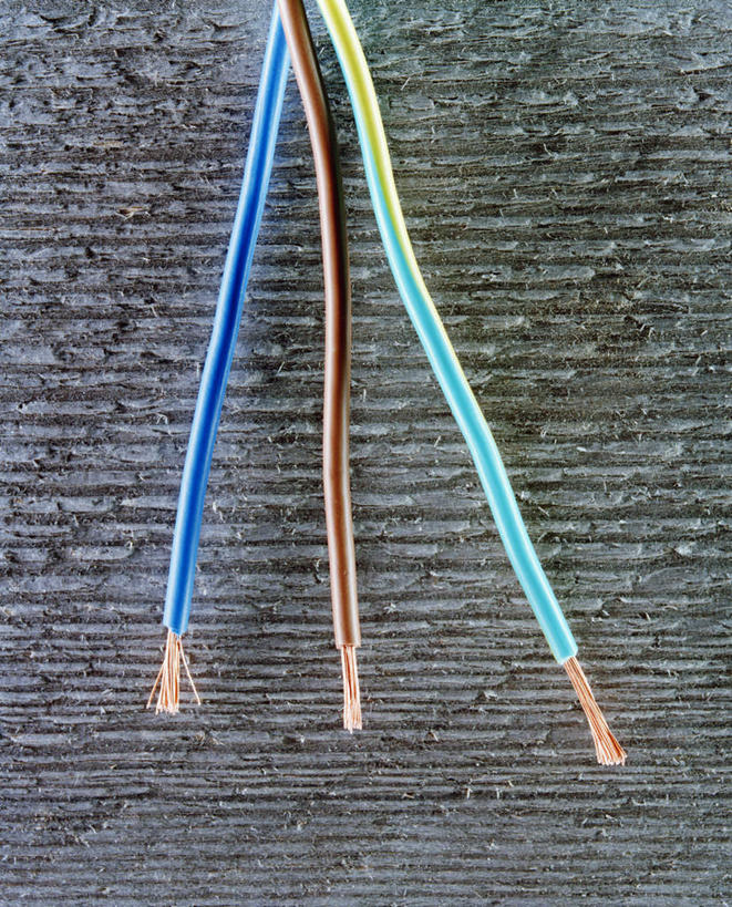 无人,竖图,室内,特写,白天,正面,静物,一排,整齐,电力,电线,线,墙,电能,线路,墙壁,墙面,排列,电,电源,电源线,队列,能量,彩图