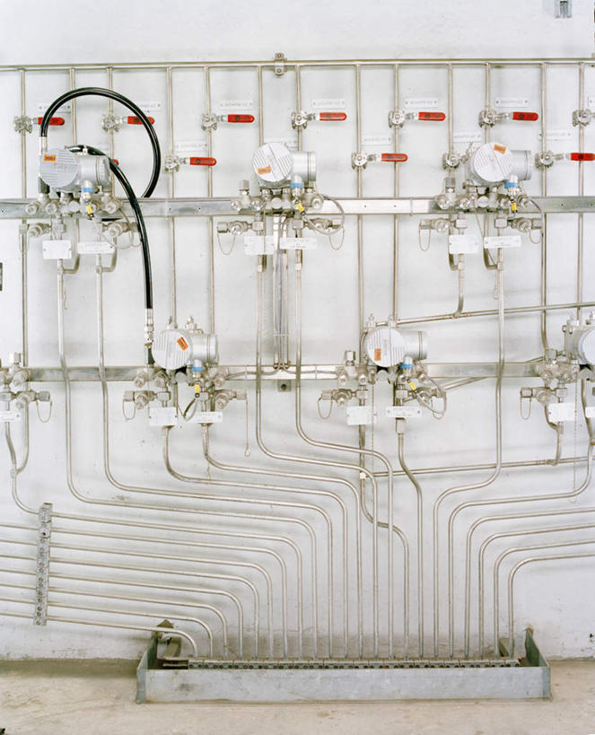 无人,竖图,室内,特写,白天,正面,静物,墙,管道,水管,墙壁,墙面,软管,供水,彩图