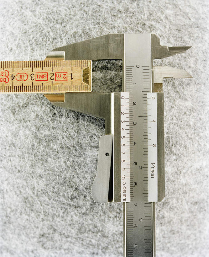 无人,竖图,室内,特写,白天,正面,静物,测量,刻度,墙,墙壁,墙面,一个,尺,单个,测量工具,尺子,直角,直角尺,量具,量仪,木工工具,钳工工具,曲尺,彩图