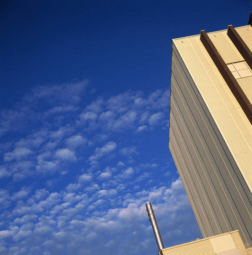 无人,工厂,竖图,室外,白天,仰视,瑞典,欧洲,云,云朵,云彩,蓝色,白云,蓝天,天空,天,工业,晴朗,工场,核电站,斯堪的纳维亚,北欧,斯堪的纳维亚半岛,瑞典王国,产业,晴空,彩图,低角度拍摄