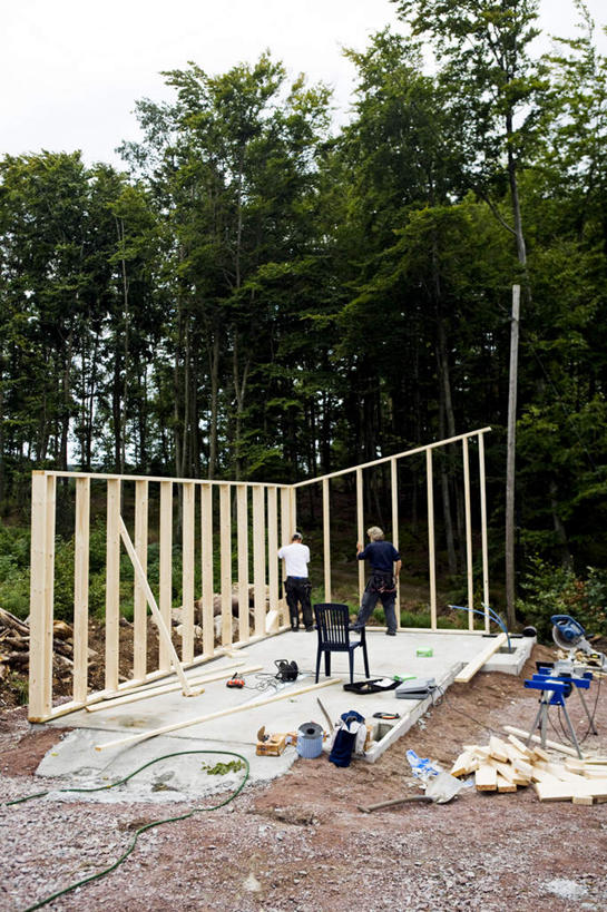 西方人,两个人,伙伴,朋友,机修工,站,竖图,室外,白天,友谊,植物,椅子,欧洲,欧洲人,房梁,木椅,云,云朵,云彩,树,树木,工人,背面,蓝色,绿色,白云,蓝天,天空,自然,天,站着,建造,生长,晴朗,成长,修建,修筑,友情,男人,男性,中年男性,白种人,机械师,机修工人,晴空,站立,彩图,全身