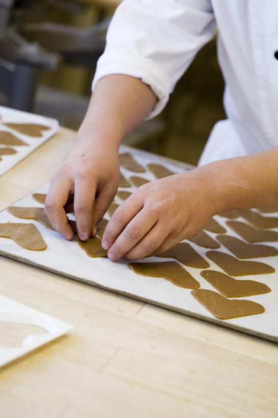 西方人,一个人,厨师,竖图,俯视,室外,特写,白天,爱情,厨房,桌子,欧洲,欧洲人,仅一个年轻女性,仅一个女性,仅一个人,两块,一排,许多,握,爱心,朦胧,模糊,整齐,木制,面团,浪漫,拿,拿着,排列,衣服,黄色,白色,木制品,温暖,温馨,心形,恩爱,握着,和睦,模板,队列,年轻女性,女人,女性,白种人,心型,厨师长,厨子,大厨,主厨,半身,彩图,高角度拍摄,灶间,融洽