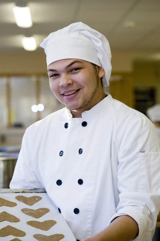 西方人,胡须,一个人,厨师,站,笑,微笑,露齿笑,竖图,室外,白天,正面,天花板,帽子,照明,欧洲,欧洲人,仅一个男性,仅一个人,一排,戴,握,朦胧,模糊,整齐,烤盘,灯光,面团,拿,拿着,顶灯,灯,排列,仅一个年轻男性,黄色,白色,灯具,站着,握着,照亮,戴着,照明设备,队列,厨师帽,一顶,两盏,男人,男性,年轻男性,白种人,胡子,络腮胡,厨师长,厨子,大厨,主厨,站立,半身,彩图