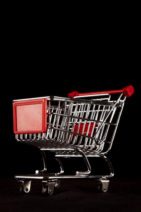 无人,竖图,室内,特写,夜晚,正面,购物,消费,金属制品,一辆,黑色背景,金属,红色,手推车,金融,摄影,影棚,购买,选购,贸易,血拼,彩图,影棚拍摄,拍摄