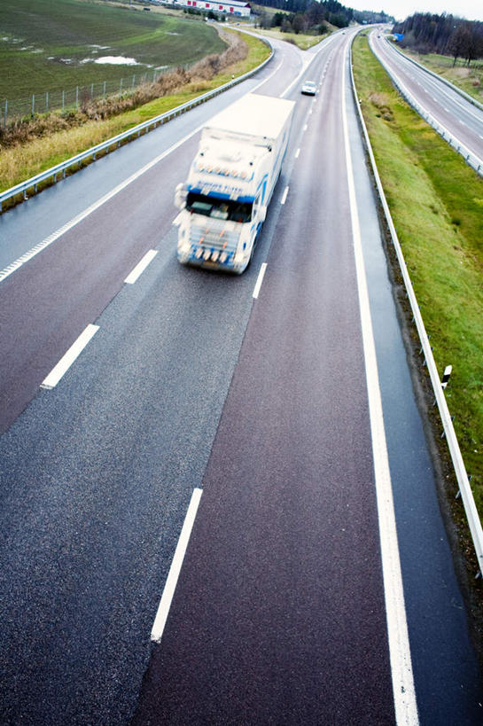 无人,栏杆,竖图,俯视,室外,白天,草地,草坪,植物,道路,卡车,路,公路,汽车,金属制品,两辆,奔驰,朦胧,模糊,金属,云,云朵,高架,围栏,分界线,停车线,交通,云彩,奔腾,护栏,车,草,蓝色,绿色,白云,蓝天,天空,交通工具,轿车,天,奔跑,晴朗,车行道,车行道分界线,载具,标线,飞驰,疾驰,高架桥,车行线,高架道路,跨线桥,晴空,彩图,高角度拍摄