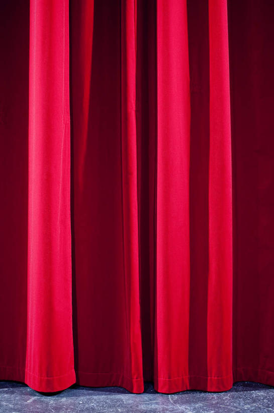 无人,舞台,竖图,室内,白天,正面,窗帘,阴影,反射,地砖,影子,地面,红色,帷幕,帷幔,幕布,幕帘,帷幔布,表演台,彩图