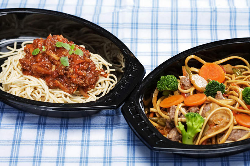 面食,面条,意大利面,无人,横图,俯视,室内,特写,白天,烹饪,西餐,餐具,布料,碟子,格子,盘,陶瓷,面,料理,食品,陶瓷制品,布纹,菜肴,美食,桌布,食物,两个,蓝色,白色,黑色,盘子,餐巾,碟,台布,西式,佳肴,两盘,进餐用具,烹调用具,彩图,高角度拍摄