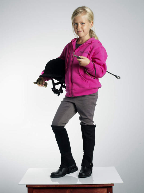 西方人,儿童,眼睛,眉毛,睫毛,一个人,站,竖图,室内,特写,白天,白色背景,正面,纯洁,椅子,欧洲,欧洲人,瞳孔,仅一个女性,仅一个人,一根,握,服装,木制,头盔,木椅,拿,拿着,休闲装,一个,小孩,衣服,红色,蓝色,白色,黑色,木制品,垫子,站着,仅一个小孩,休闲,辫子,休闲服,金色,护膝,可爱,童年,童趣,握着,眼部,摄影,服饰,影棚,单个,马鞭,马靴,童真,烂漫,无邪,一顶,天真,女孩,女人,女性,白种人,孩子,长发,睫,眉,眼,眼睫毛,眼眉,站立,彩图,全身,影棚拍摄,拍摄,眼眉毛,女生