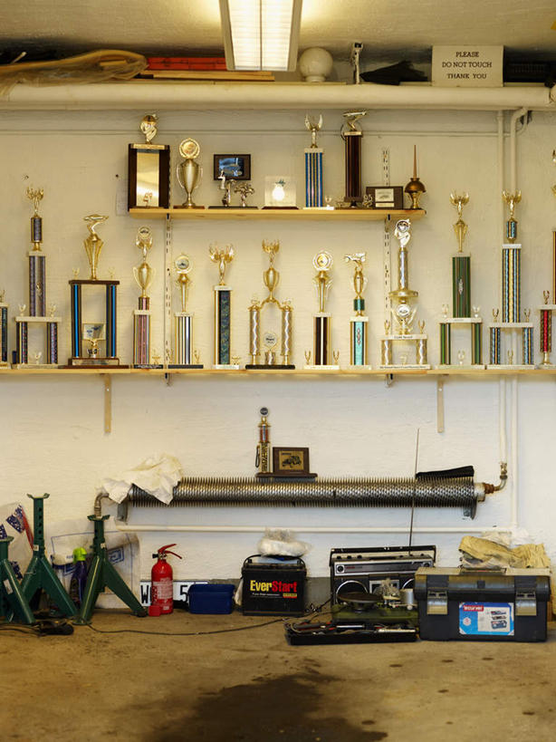 无人,竖图,室内,白天,正面,安全,灭火器,照明,一根,一排,许多,整齐,木制,管子,塑料,墙,灯光,顶灯,架子,墙壁,墙面,灯,盒子,排列,一个,红色,蓝色,绿色,白色,黑色,木制品,容器,塑料制品,收音机,灯具,金色,单个,储藏,消防,照亮,照明设备,储存,队列,获奖,灭火,消防灭火器,消防器材,彩图,贮存,奖杯