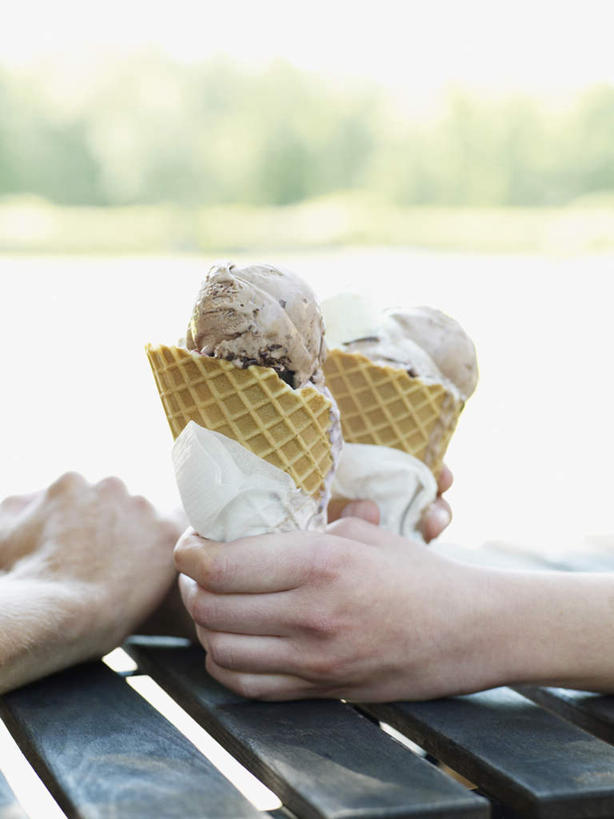 西方人,两个人,竖图,室外,白天,正面,爱情,餐桌,桌子,欧洲,欧洲人,两张,撑,握,阴影,光线,木制,影子,纸,冰激凌,浪漫,清凉,拿,拿着,两个,一个,蓝色,白色,黑色,蓝天,天空,阳光,木制品,冷饮,天,舒服,温暖,温馨,冰淇淋,恩爱,握着,恋人,晴朗,单个,餐台,解暑,和睦,模板,撑着,解渴,雪糕,舒爽,万里无云,冰糕,消暑,男人,男性,年轻男性,年轻女性,女人,女性,白种人,情侣,晴空,晴空万里,半身,彩图,伴侣,融洽