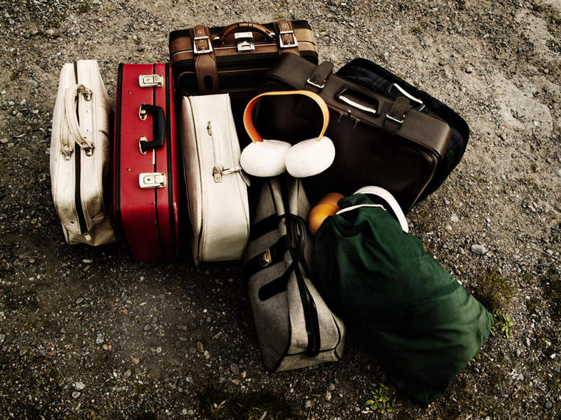 无人,横图,俯视,室外,白天,石头,许多,包,拉杆箱,旅行箱,石子,旅行包,红色,绿色,白色,黑色,灰色,行李箱,箱子,出差,旅游包,提包,石块,岩石,彩图,高角度拍摄,旅行