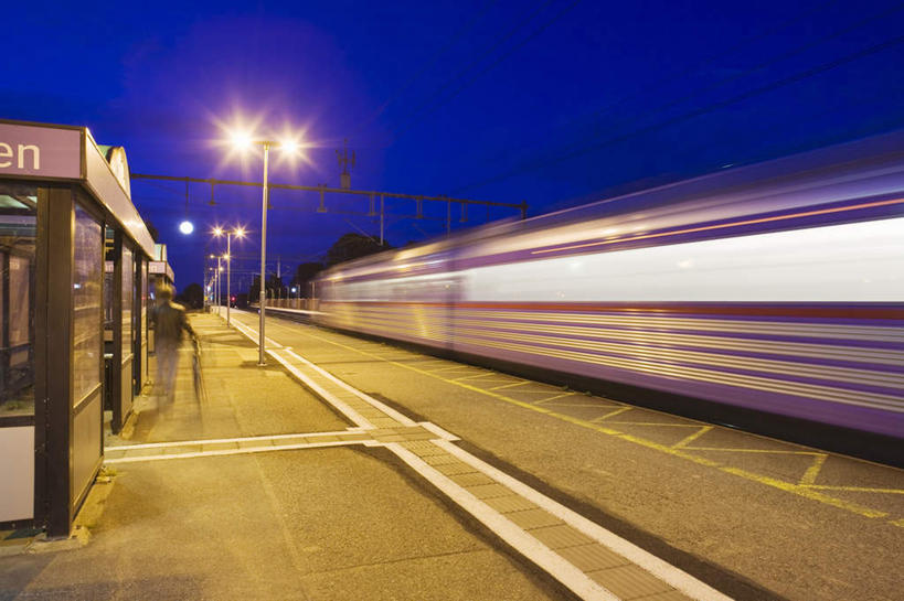 无人,横图,室外,夜晚,正面,地铁,路灯,金属制品,照明,一辆,一排,许多,奔驰,阴影,整齐,光线,金属,影子,地铁站,灯光,轨道交通,奔腾,灯,排列,蓝色,蓝天,天空,天,奔跑,晴朗,照亮,照明设备,队列,飞驰,疾驰,万里无云,晴空,晴空万里,彩图,地铁机动车,地下铁,轻轨