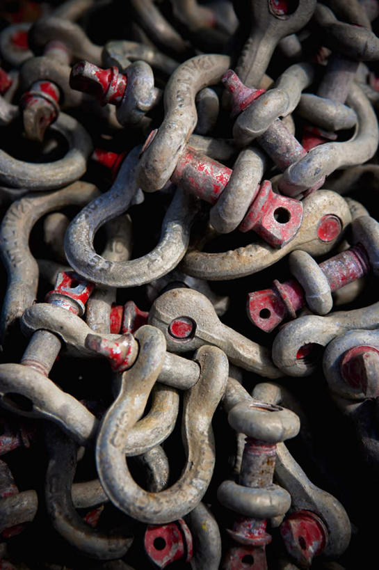 无人,竖图,俯视,室内,特写,白天,静物,金属制品,一堆,许多,阴影,堆叠,堆积,光线,金属,钩子,影子,灯光,凌乱,红色,灰色,铁链,堆,链条,吊钩,彩图,高角度拍摄