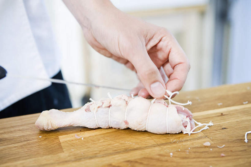 西方人,一个人,站,捏,横图,俯视,室内,白天,厨房,桌子,欧洲,欧洲人,仅一个男性,仅一个人,一根,木制,线,肉,捏着,鸡腿,肉类,仅一个年轻男性,一个,白色,木制品,站着,单个,肉食,结扎,男人,男性,年轻男性,白种人,站立,半身,彩图,高角度拍摄,灶间