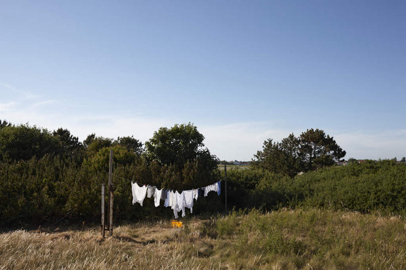 无人,横图,室外,白天,正面,草地,草坪,树林,植物,一排,吊挂,连接,悬挂,阴影,组合,服装,整齐,光线,影子,云,云朵,挂,云彩,休闲装,草,树,树木,排列,衣服,蓝色,绿色,白色,白云,蓝天,天空,阳光,自然,绳子,天,休闲,休闲服,服饰,生长,晴朗,成长,绳索,链接,紧固,队列,拼接,拼凑,拼合,凑集,聚合,撮合,链结,牢固,晴空,彩图,木杆