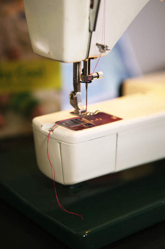 无人,竖图,俯视,室内,特写,白天,静物,金属制品,一根,朦胧,模糊,金属,线,设备,缝纫机,一个,红色,机械,单个,缝纫,家用电器,针头,彩图,高角度拍摄